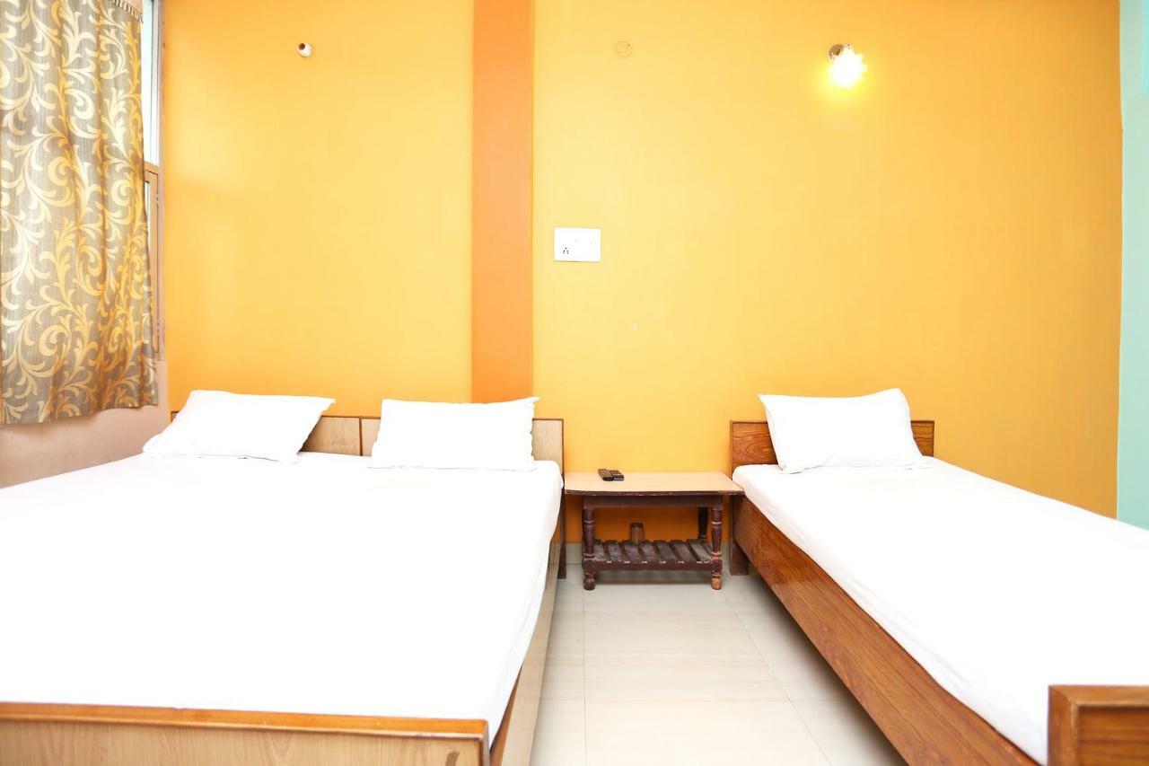 Spot On 45585 Hotel Aakash Ganga Varanasi Exteriör bild