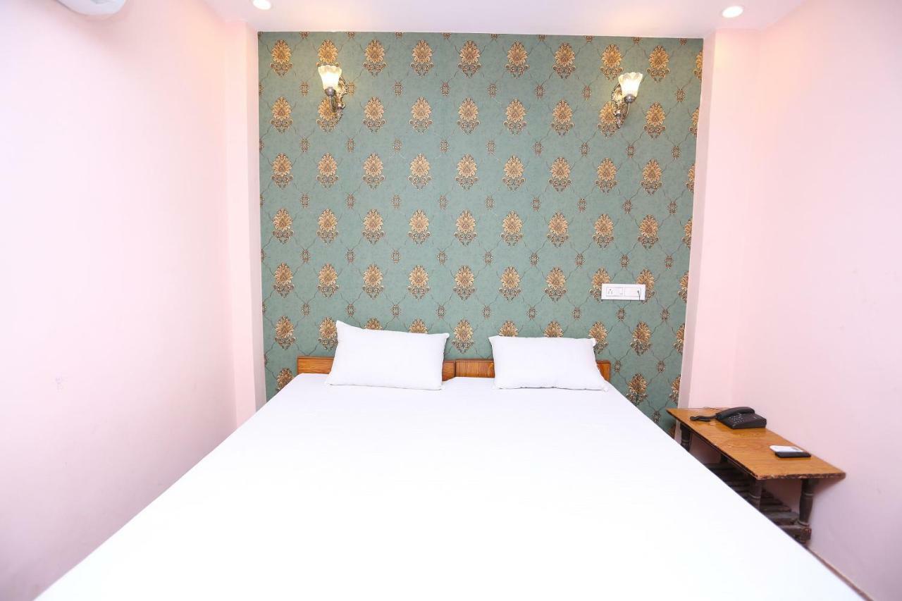 Spot On 45585 Hotel Aakash Ganga Varanasi Exteriör bild